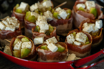 Feigen mit Feta Käse gefüllt im Speckmantel in einer roten Pfanne