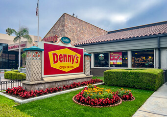 Naklejka premium Front Facade of a Denny's Coffee Shop in Southern California