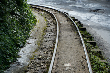 Obraz premium toy train railroad tracks in the countryside Datrjeeeling.