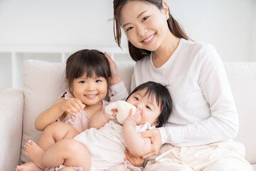 お母さんと女の子と赤ちゃん