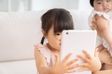 おかあさんと3歳の女の子　タブレット