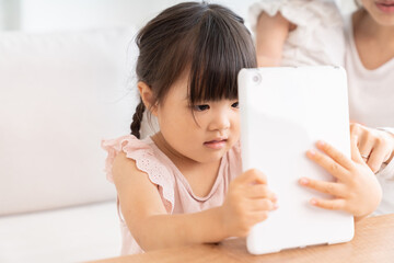 おかあさんと3歳の女の子　タブレット