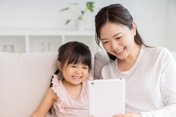 おかあさんと3歳の女の子　タブレット