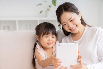 おかあさんと3歳の女の子　タブレット