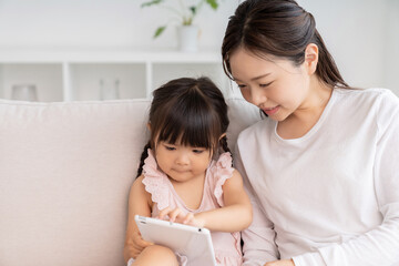 おかあさんと3歳の女の子　タブレット