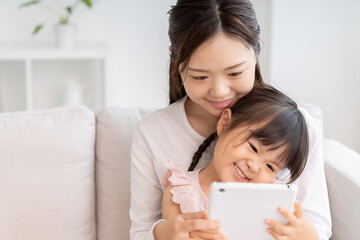 おかあさんと3歳の女の子　タブレット