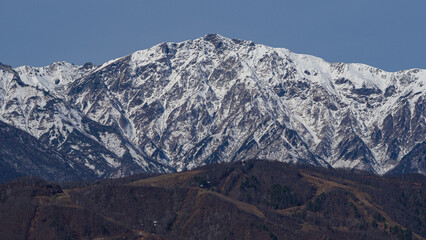 Fototapeta premium 冠雪した北アルプスの山並み 長野県白馬村