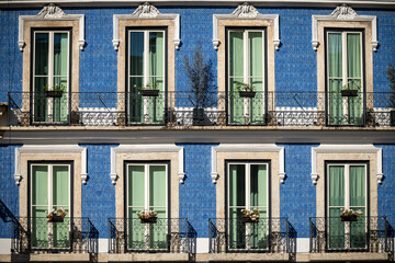 Obraz premium Traditional Facade with Blue Azulejos and Green Shutters in Lisbon, Portugal