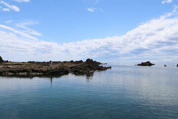 春の佐渡島。宿根木の海。