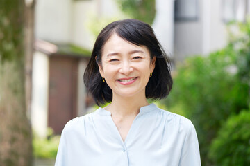 中年の女性　ポートレート　カメラ目線　屋外