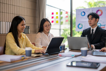 Obraz premium Business team collaborating on project using technology and working together in modern office