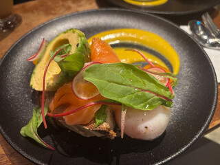 アボカドとサーモンと半熟卵を盛り付けたカフェ風プレート料理