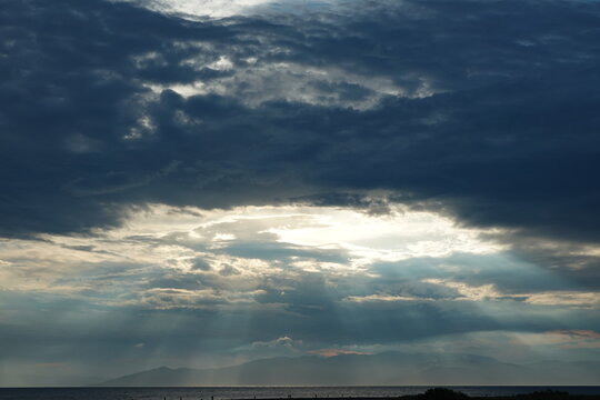 雨上がりの空」の写真素材 | 6,498件の無料イラスト画像 | Adobe Stock