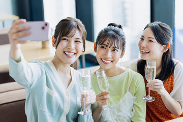 乾杯で自撮りをする若い女性