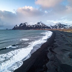 Obraz premium Black sand beach, dramatic mountains, stormy sky