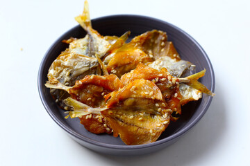 Grilled yellow-stripe scad with sesame