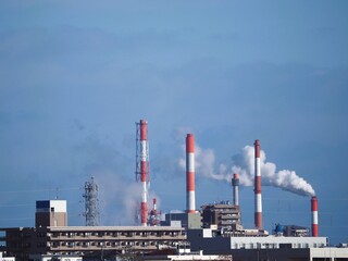 工場の煙突とけむり