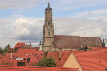 Romantisches Nördlingen, Blick von der Stadtmauer über die Dächer zur St.-Georgs-Kirche
