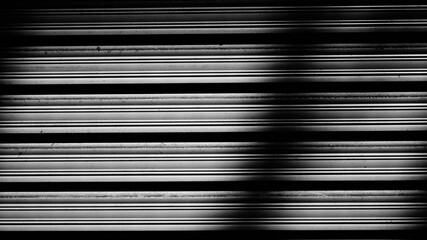 シャッターガレージのモノクロ画像