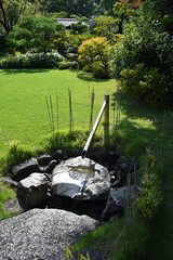 蹲（つくばい）、日本庭園「有楽苑」にて