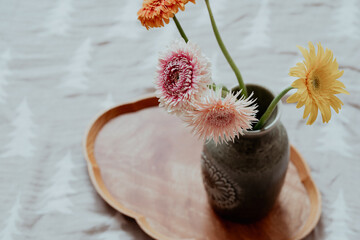 北欧ビンテージの花器に飾った花,ガーベラ,インテリア
