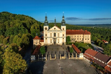Obraz premium Sanktuarium Pasyjno-Maryjne w Kalwarii Zebrzydowskiej - klasztor i ścieżki Maryjne oraz kaplice i zabudowania 