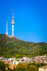 Obraz premium Cityscape and natural view from an observation facility, offering a wide perspective from a high vantage point.