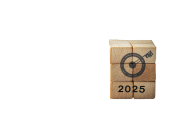 Wooden cubes with "2025" and a target icon on a brown background, symbolising New Year goals and planning.