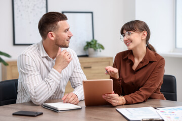 Obraz premium Consultant working with client at table in office. Business meeting