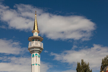The minaret of the Historic Mosque in Samara against a cloudy sky.