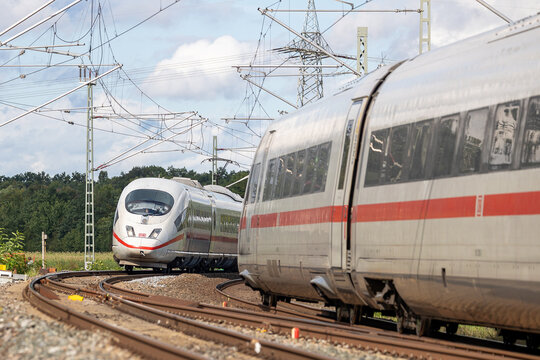 Die Aufnahme zeigt einen ICE 3 (Baureihe 403) und einen weiteren ICE im Streckennetz nach dem Ende der Streckensperrung zwischen Forchheim und Bamberg. Auf der Verbindung M&uuml;nchen&ndash;Berlin 