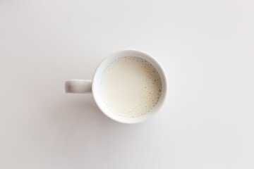 Latte in tazza bianca