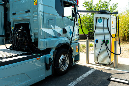 Sustainable logistics with an electric truck charging at EV station symbolizing emission free freight and clean energy transport solutions. Spanien, Europa &ndash; 7. August 2025