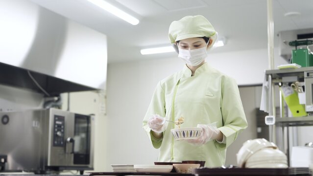 介護食を用意するアジア人調理師