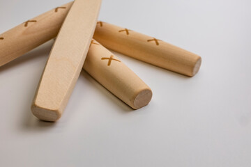 한국의 전통놀이 윷놀이의 윷이 흰색 배경에 놓여져 있다. 클로즈업. 