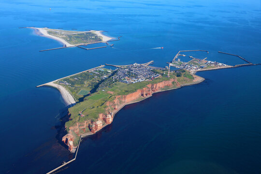 Luftbild von Helgoland mit der Hauptinsel im Vordergrund und der D&uuml;ne im Hintergrund - aufgenommen aus einem Kleinflugzeug. 