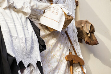 Decoración exterior de una casa con un perro Gran Danés asomado en el balcón en la celebración de la romería de Santa María de Guía en la isla de Gran Canaria, España