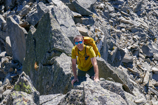 Alpinista in azione sulla cresta E tra il Pizzo Scop&igrave; e il Piz Miez, Lucomagno, Svizzera