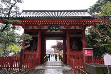 Obraz premium Senso-ji, Nitenmon-Gate, Nitemnon, Nitemmon, Tor, Gate, buddhistischer Tempel, Asakusa, Tokio, Japan, Bauwerk, Buddhismus, Regen