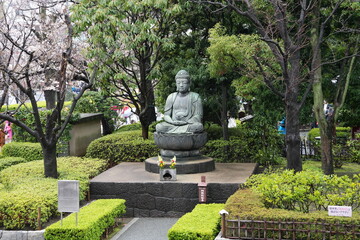 Obraz premium Sitzender Buddha, Statue, Park, Baum, Senso-ji, Tempel, buddhistischer Tempel, Asakusa, Tokio, Japan, Buddhismus, green, grün, Religion, Asien, Bronze