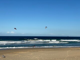 Obraz premium kite surfing on the beach