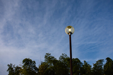 夕暮れ時に灯る丸い街灯