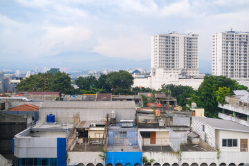 Obraz premium Cluster of modern and mid-rise buildings stand tall against cloudy skies, showcasing the dynamic growth of the cityscape and its evolving mix of urban development and architecture.