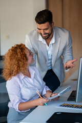 Obraz premium Business colleagues discussing project strategy in office environment