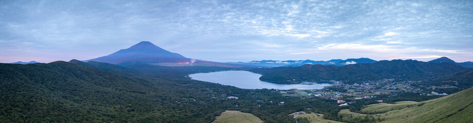 早朝の富士山と山中湖のパノラマ風景