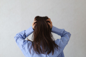 Fototapeta premium 頭を抱える女性 絶望