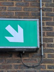 Obraz premium One way exit arrow on a brick wall in a carp park