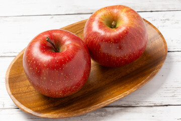 木皿の上に乗ったりんご