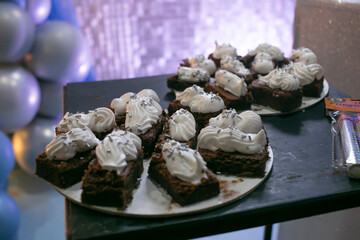 chocolate artesanal de postre con crema