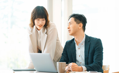 Obraz premium ミーティングをする男女2人のビジネスマン